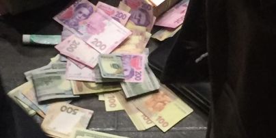 Кинули долари з вікна: Генпрокуратура затримала на хабарі чиновників "Укргазвидобування"