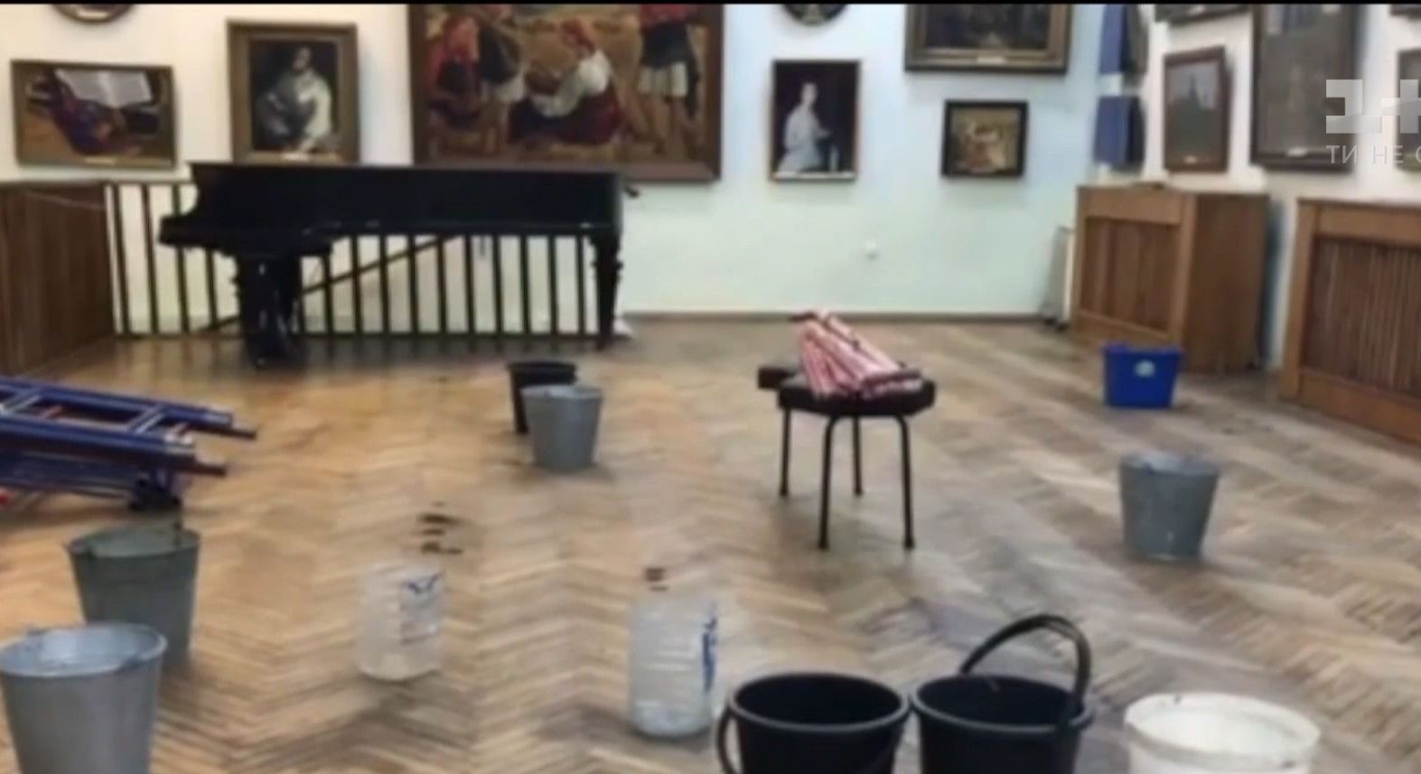 В Художественном музее Одессы дождевая вода залила зал с уникальными экспонатами