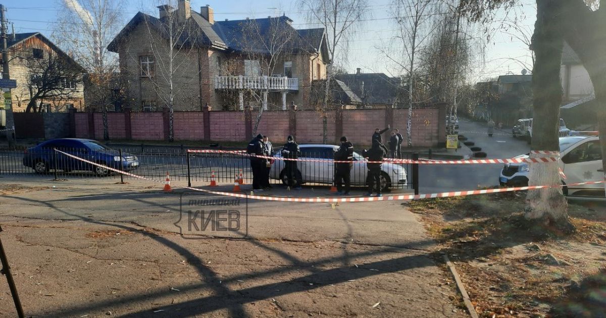 Під Києвом затримали стрільця, який поранив чоловіка біля Києво-Святошинського суду / © vk.com/Типичный Киев