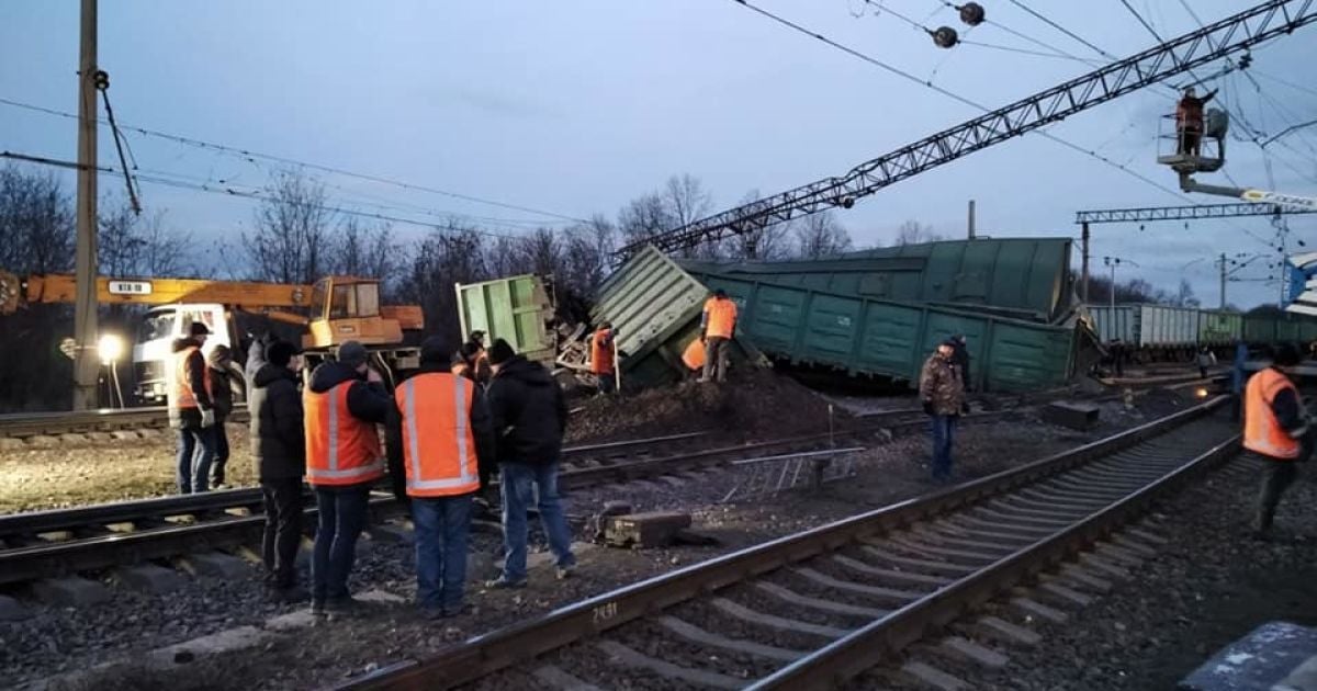 Под Днепром с рельсов сошел грузовой поезд: четыре вагона перевернулись (фото)