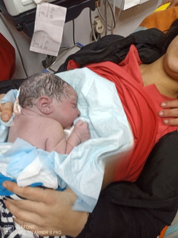 Медики Каменского приняли роды в карете "скорой". Фото со страницы Л.Быданцевой в Facebook.