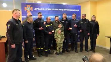 Володимир Зеленський нагородив працівників ДСНС за особисту мужність і самовіддані дії