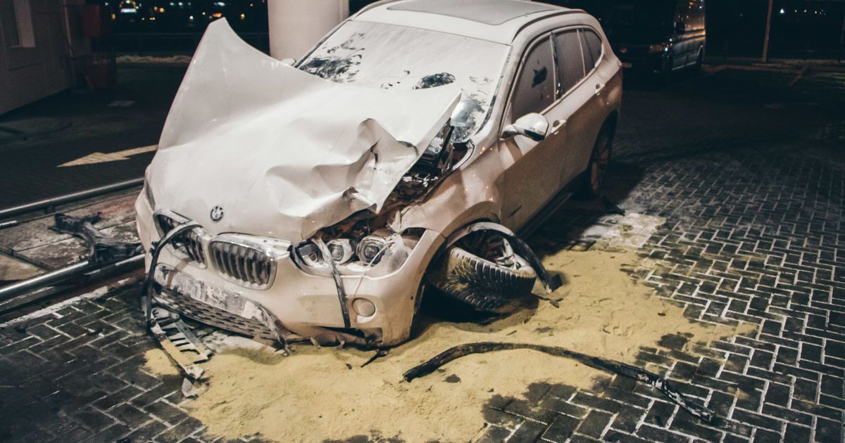 В Киеве BMW протаранил бензовоз на заправке