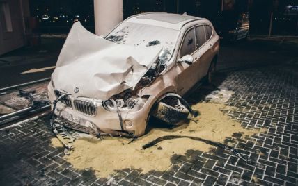 В Киеве BMW протаранил бензовоз на заправке