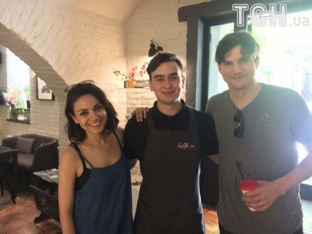 Мила Кунис и Эштон Кутчер в Черновцах / © ТСН.ua