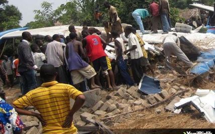 В Конго на жилые дома упал пассажирский самолет: есть жертвы