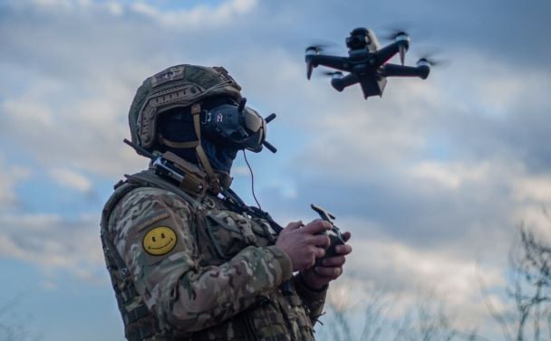 Військовий на фронті управляє безпілотником