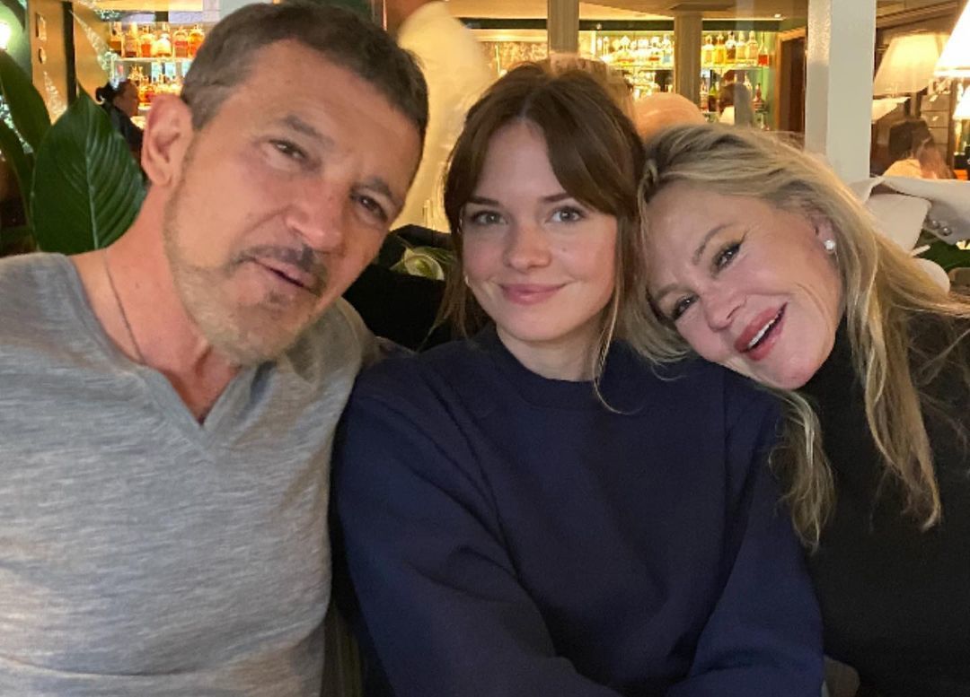 Антонио Бандерас и Мелани Гриффит с дочерью Стеллой / © instagram.com/melaniegriffith