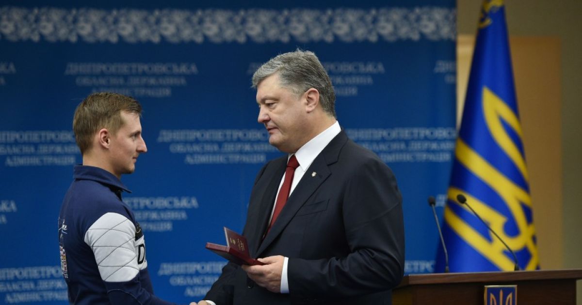 Порошенко вручив ордени 16 учасникам Революції Гідності, одному з них - посмертно