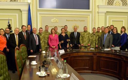 Звільнені з ОРДЛО українці розповіли дипломатам G7 і ЄС про пережиті тортури