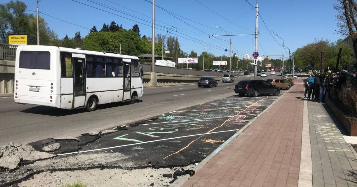 У Києві на місці велодоріжки зробили парковку