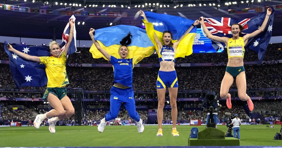 Ярослава Магучих и Ирина Геращенко на пьедестале Олимпиады-2024