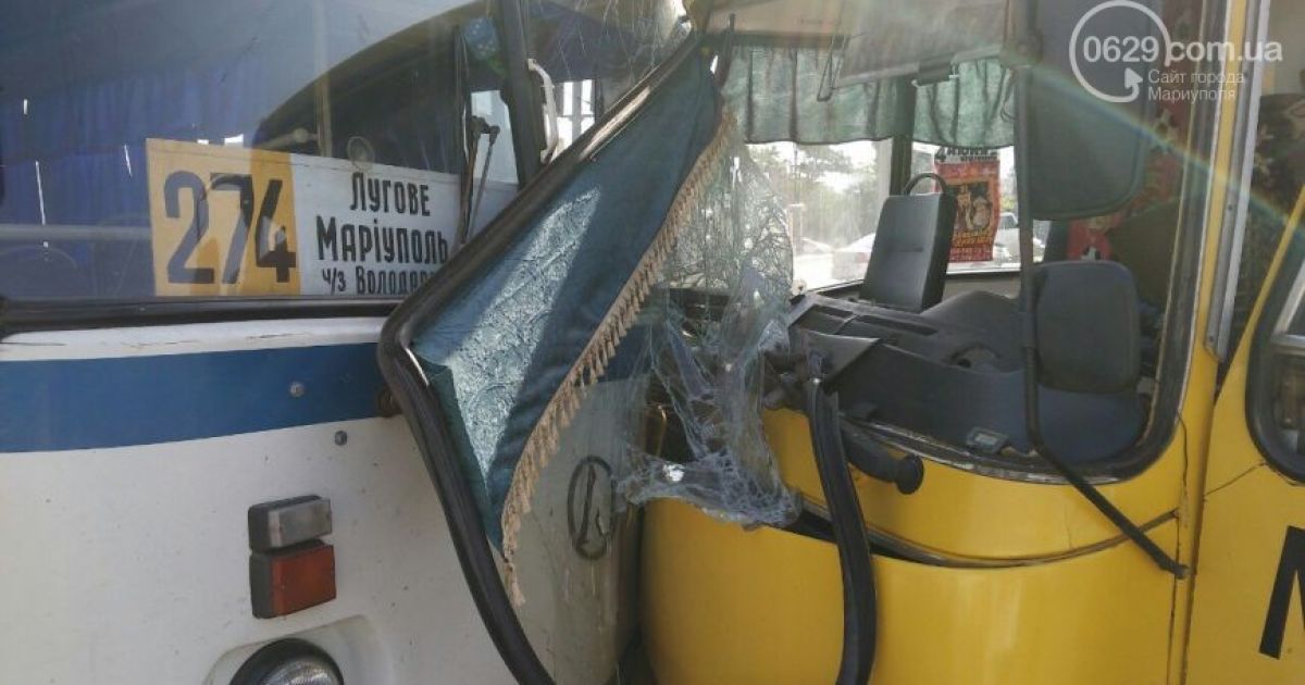 У Маріуполі на перехресті зіткнулися маршрутка, автобус та вантажівка: постраждали 16 людей