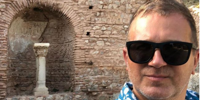 В пестрой рубашке и очках: Юрий Горбунов показал снимки из отпуска