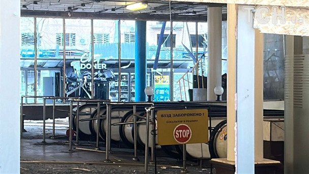 Метро Лукʼянівська у Києві сильно постраждало під час масованого обстрілу. / © ТСН