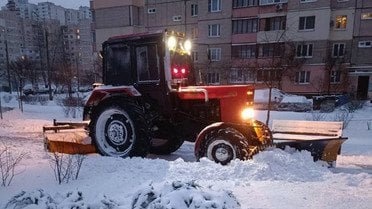 комунальники прибирають сніг у Києві_4 / © КМДА