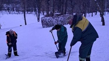 комунальники прибирають сніг у Києві_3 / © КМДА