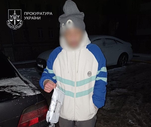 У&nbsp;Києві іноземець прикрасив пакетиками з&nbsp;наркотиками свою ялинку. / &copy; Київська міська прокуратура