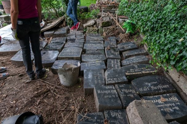 Надгробки перенесуть на центральне кладовище. Фото: Марек Лучак/Facebook