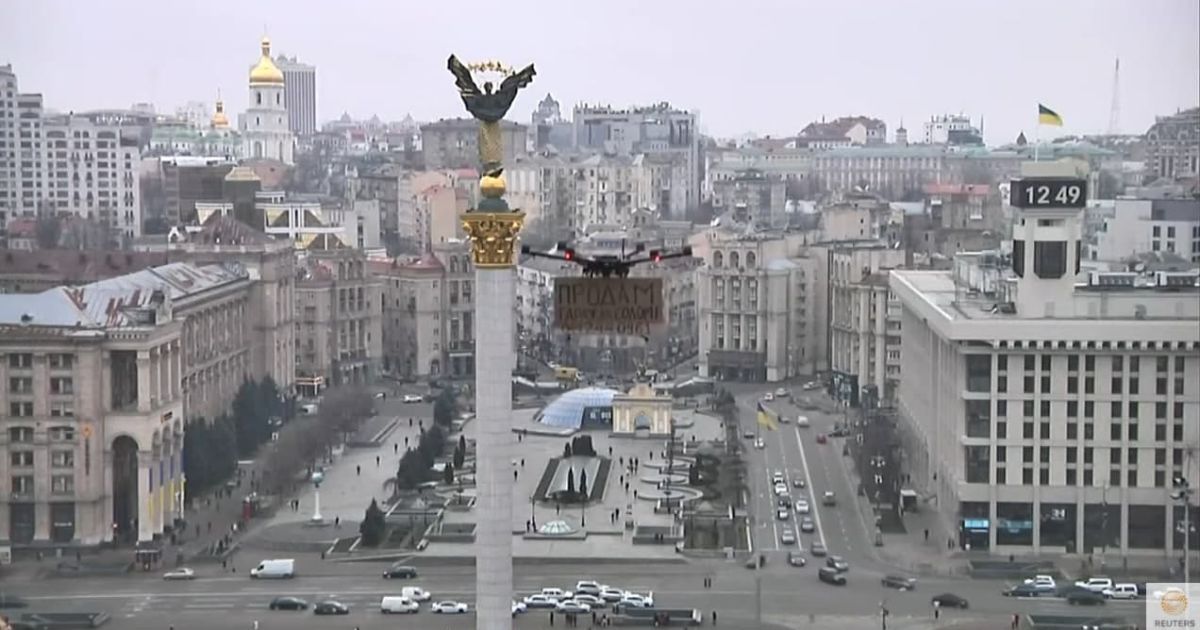 "Продам гараж": у Києві на Майдані в повітрі розмістили оголошення з телефоном посольства РФ (відео)