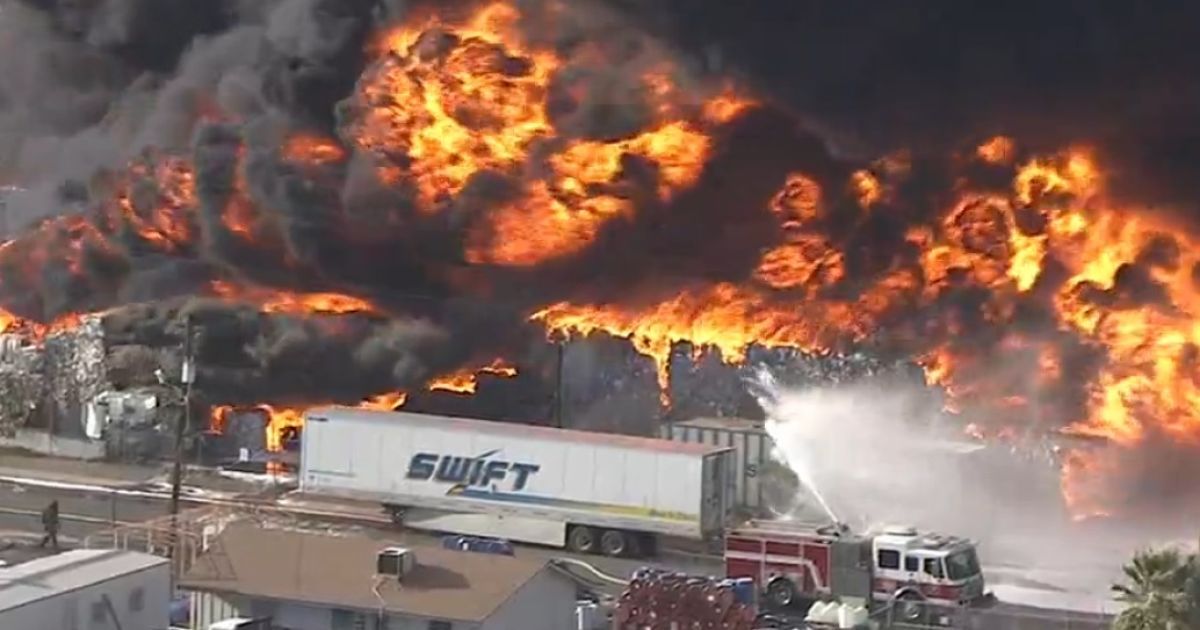 Пожар охватил завод