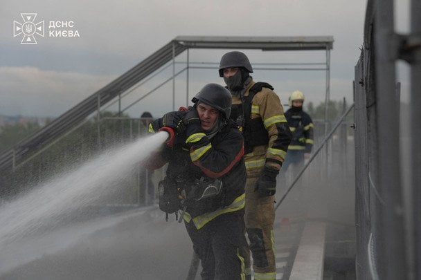 Росія атакувала КВЦ «Парковий» у Києві / © ДСНС України
