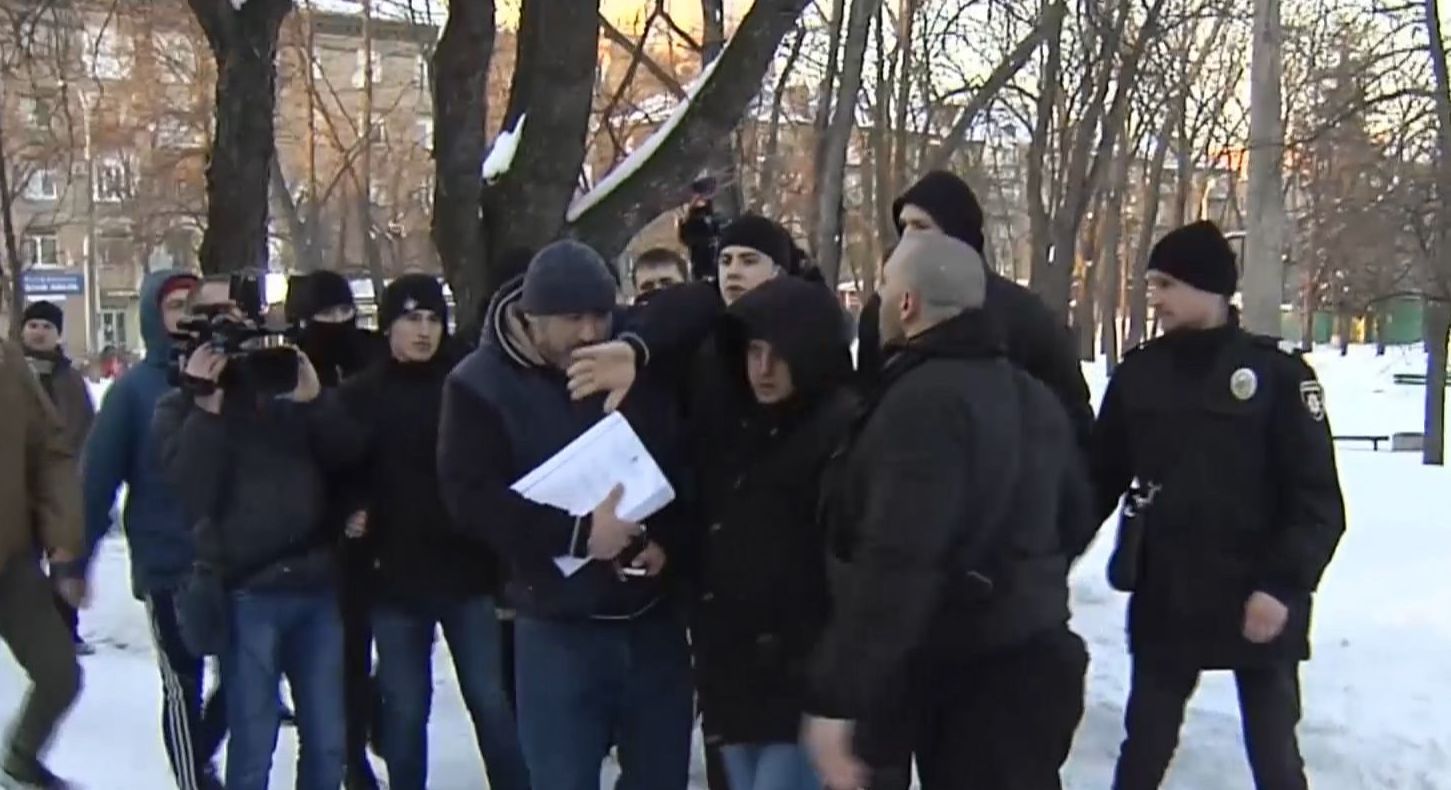 Активисты создали для Юрия Крысина коридор позора