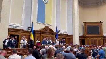 Нардепи у Раді посварилися через московську церкву і заблокували трибуну