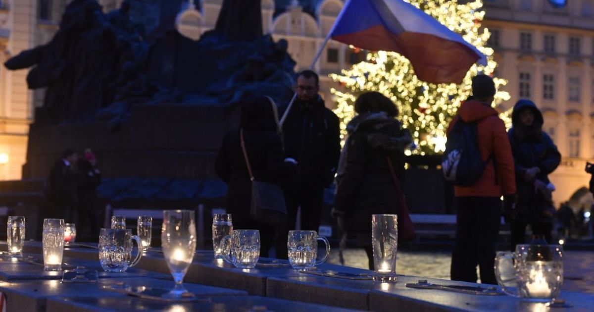 В Праге предприниматели устроили акцию против карантина, установив "дорогу надежды" из пивных кружек