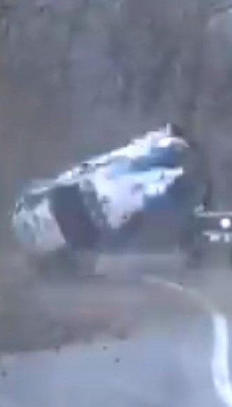 Жахлива аварія на ралі Монте-Карло: машина врізалася в пагорб і зірвалася у прірву (відео)
