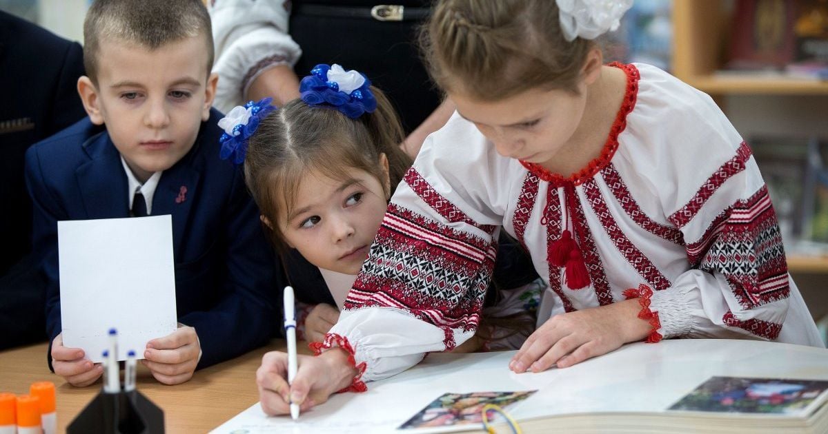Киевлянам объяснили, когда и как восстановится зачисления детей в школы и садики