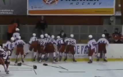 16-річні хокеїсти влаштували масову бійку під час матчу в Білорусі