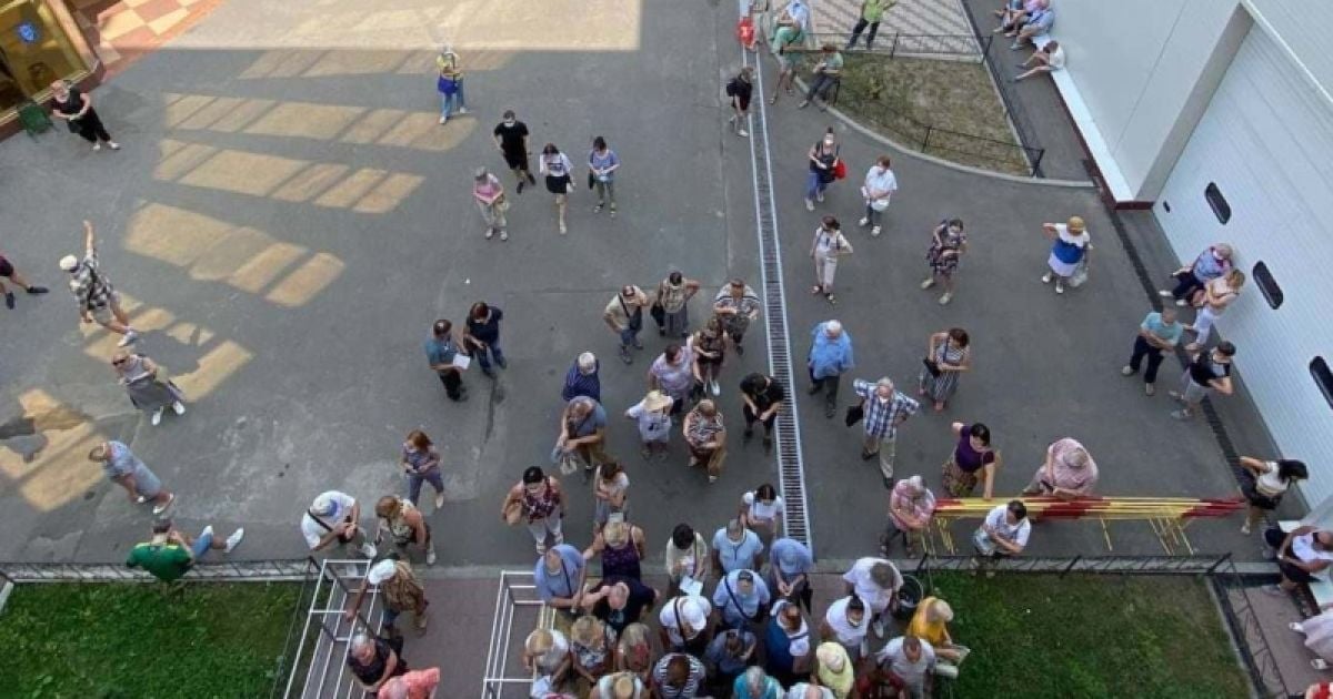 К пункту вакцинации образовались очереди: в Киеве начали прививать вакциной Pfizer, получить ее могут не все