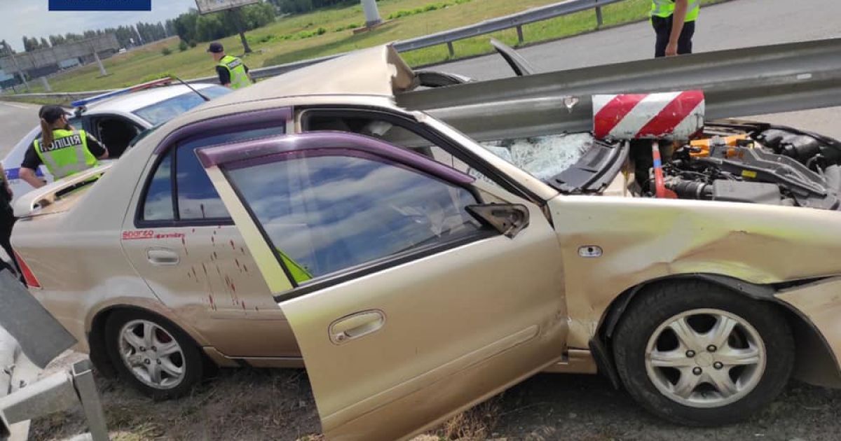 Под Киевом отбойник насквозь протаранил автомобиль: люди чудом выжили (фото)