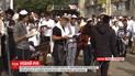 Масова молитва хасидів відбувається на вулиці, де розташована могила цадика Нахмана