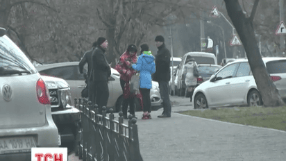 В спортивных штанах и с сумкой с вещами Оксана Царевич собиралась на допрос в прокуратуру