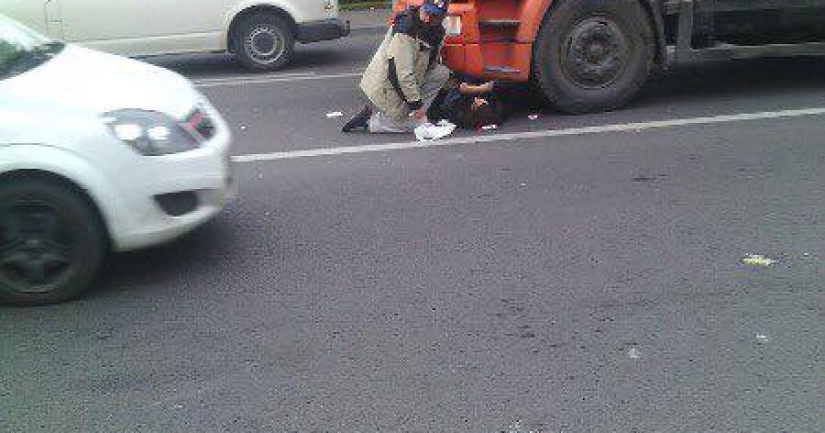 Во Львове на мосту КамАЗ сбил перебегавшую дорогу женщину