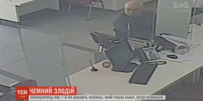 Чемний грабіжник: "гастролер" забирає кошти з банків Києва і залишає працівницям цукерки