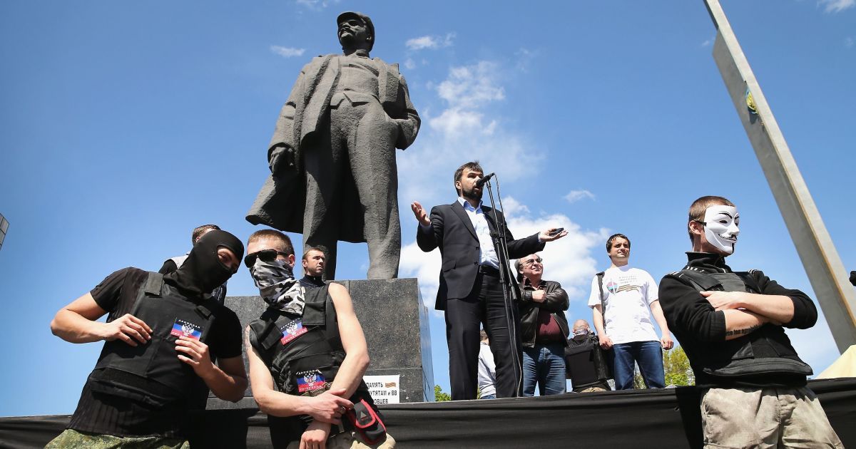 В центре оккупированного Донецка неизвестные повредили памятник Ленину