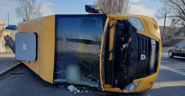 У Києві внаслідок ДТП перекинулась маршрутка: з’явилося відео