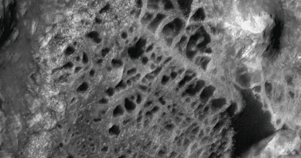 Ученые нашли на Марсе нашли гигантскую паутину