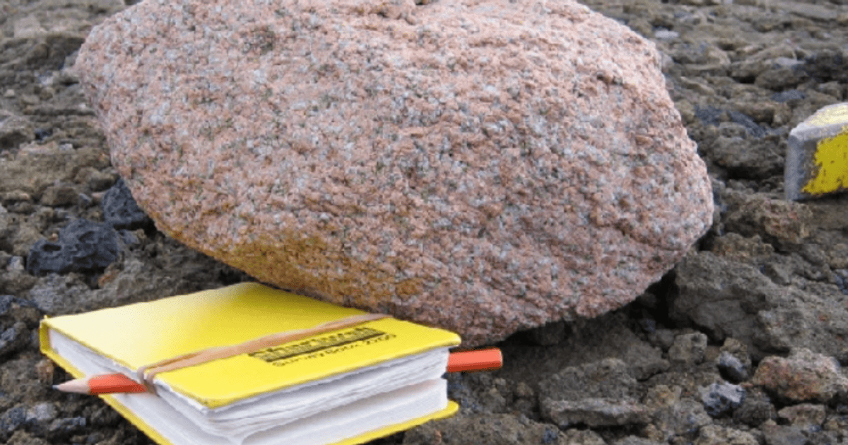 Рожеві камені. Фото: Nature Communications Earth & Environment