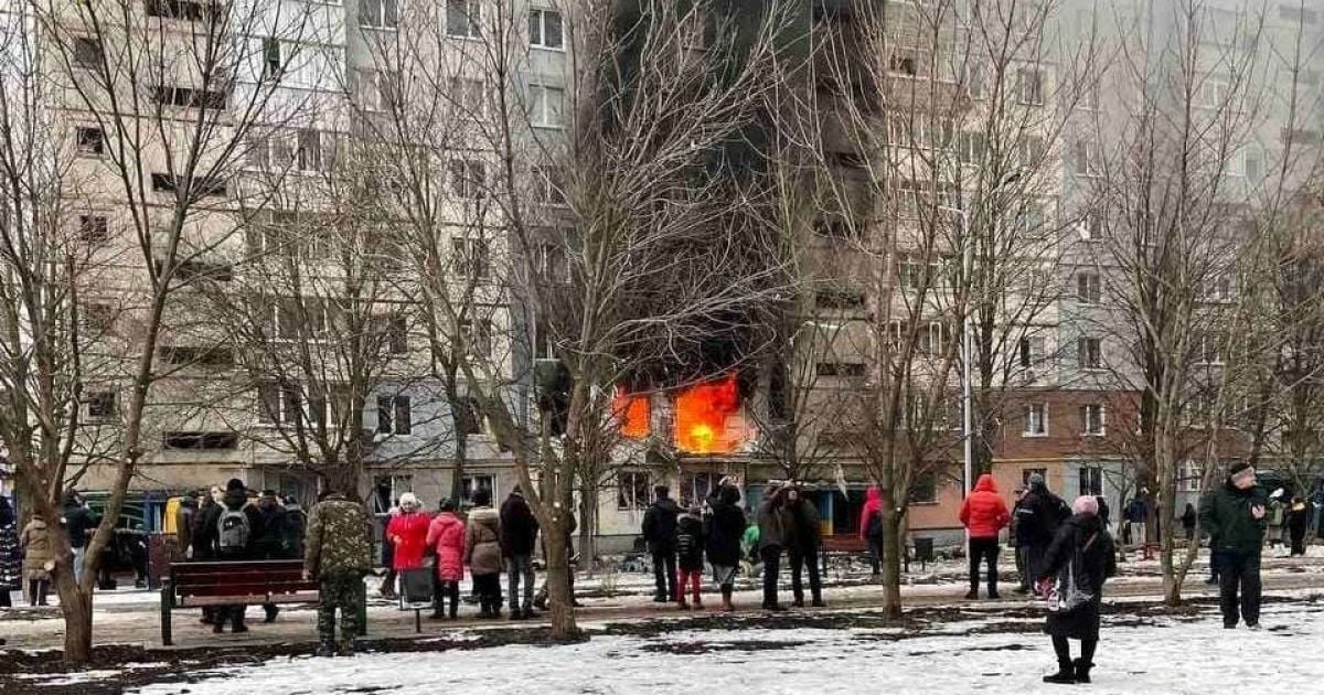 В Кропивницком масштабно горит квартира в многоэтажке: СМИ сообщают о взрыве и жертвах (фото)