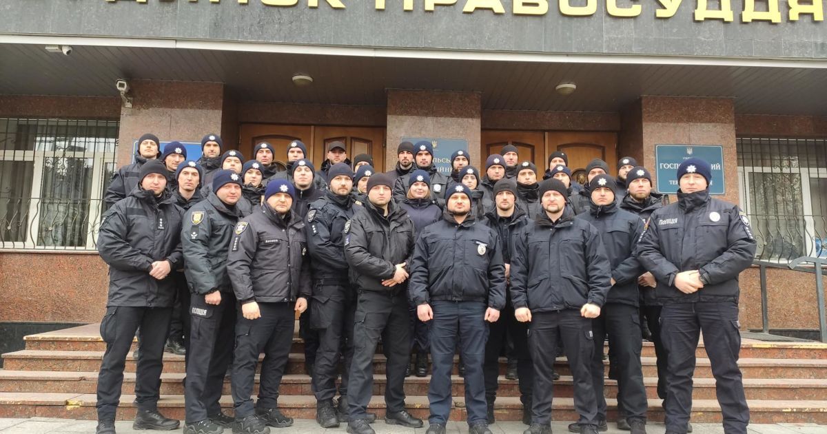 Затриманий проковтнув наркотики: апеляційний суд виправдав патрульних зі Львова, яких засудили до 8 років в'язниці