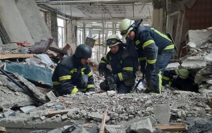 У Харкові рятувальники шукають людей під завалами після російського обстрілу (відео)