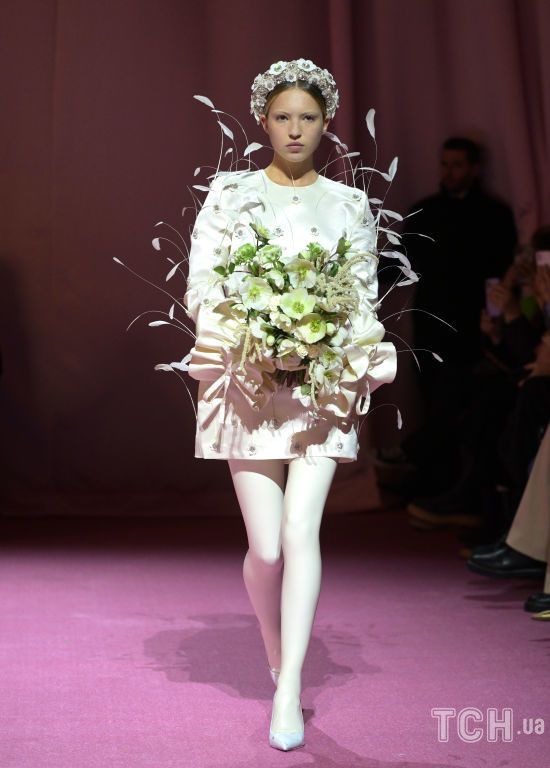 В образі нареченої: 19-річна донька Кейт Мосс вийшла на подіум під час Тижня моди в Лондоні