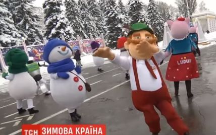 Крижані скульптури, 3D-шоу та резиденція Діда Мороза: на ВДНГ запрацювало зимове містечко розваг