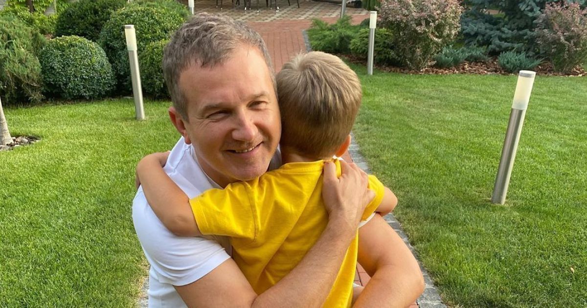 Зосереджений Юрій Горбунов з пензликом у руках показав, як малює з трирічним сином