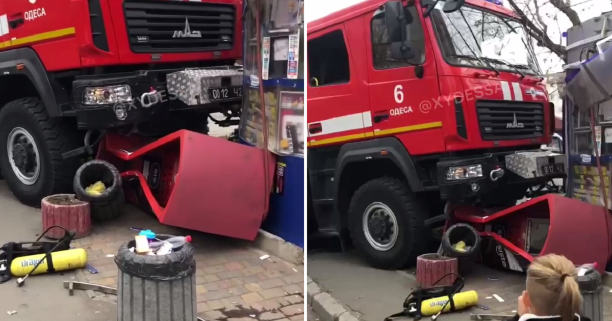 В Одессе пожарные столкнулись с иномаркой, а затем влетели в киоск: видео