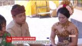 Несмотря на угрозы извержения вулкана, молодая пара приехала на Бали, чтобы заручиться